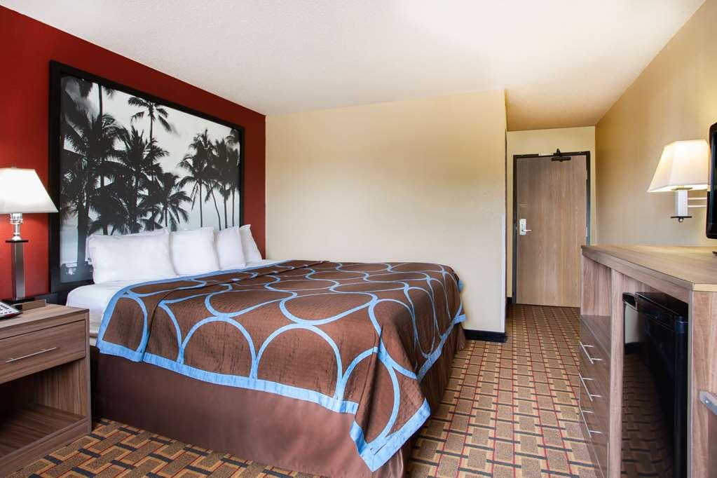 Super 8 By Wyndham Chester/Richmond Area Экстерьер фото