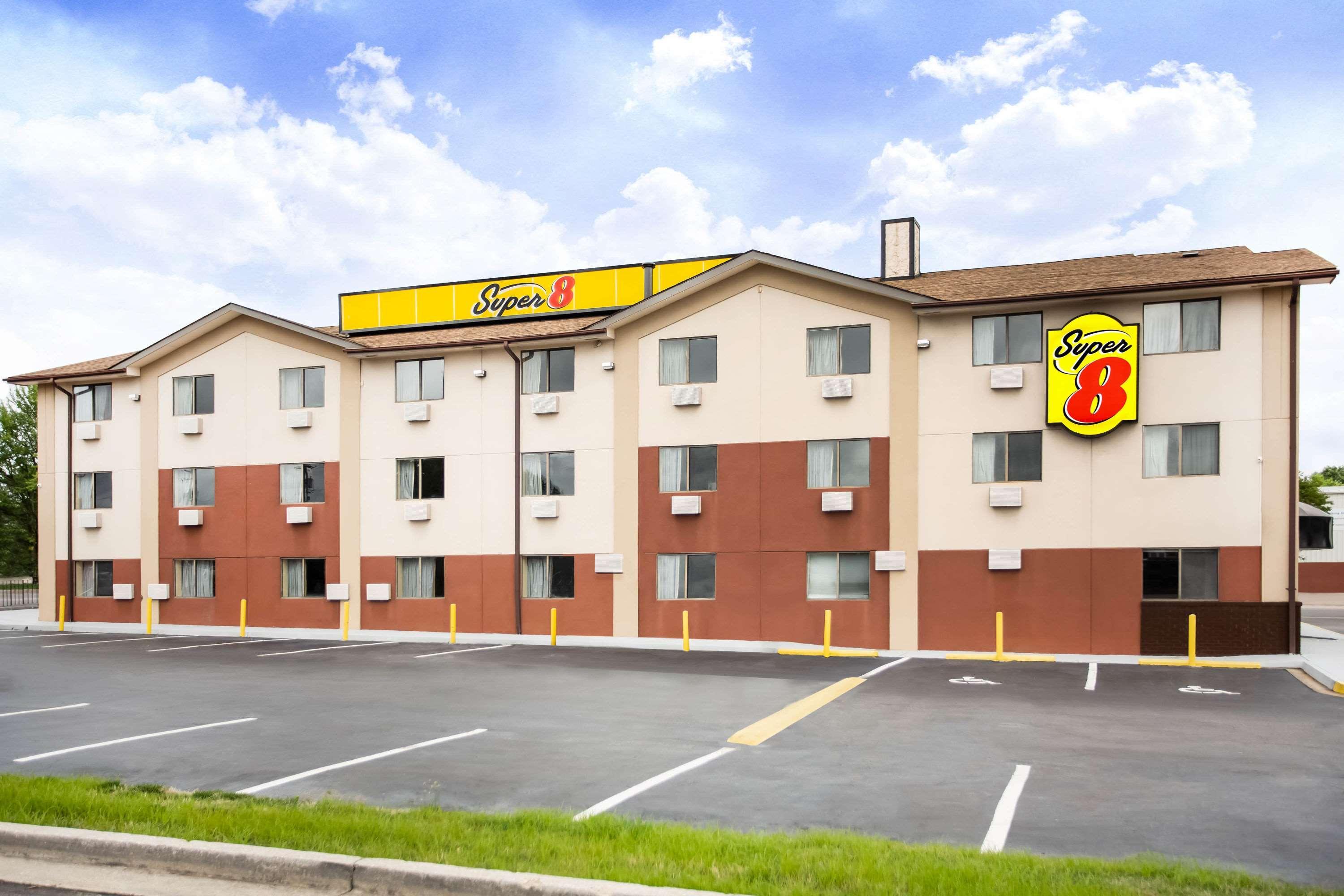 Super 8 By Wyndham Chester/Richmond Area Экстерьер фото