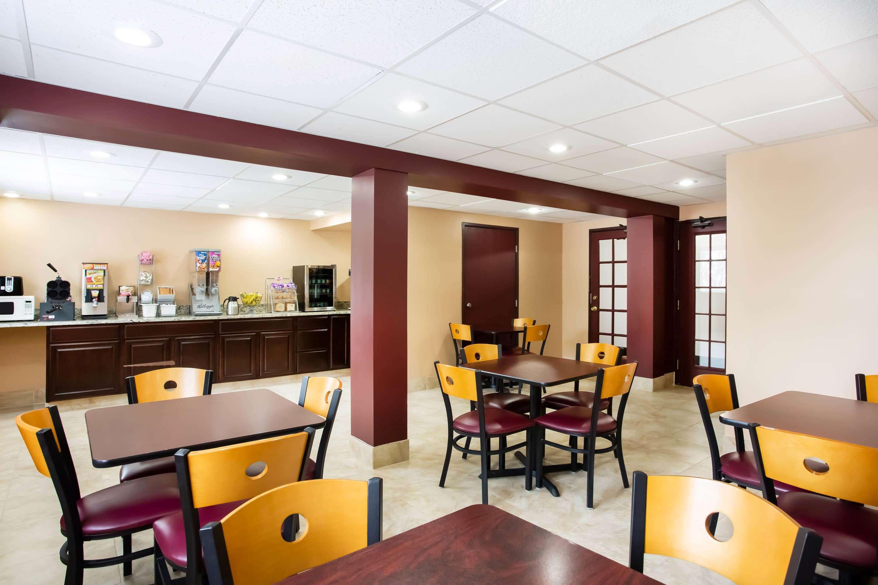Super 8 By Wyndham Chester/Richmond Area Экстерьер фото